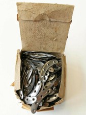 pudełko 1 kg okuć do butów , szerokość po 63mm,