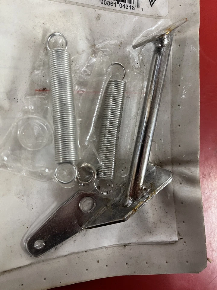 Soporte de resorte doble cromado con resorte de retorno del acelerador Summit Racing Foto 2 de 4