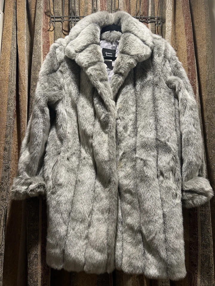 Deslumbrante casaco feminino de pele sintética prata Dennis Basso com gancho de forro violeta e olhos Cls - Imagem 4 de 4