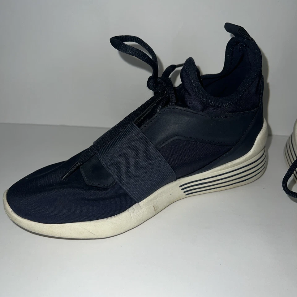 Tenis Kendall + Kylie Braydin de cuero azul marino y nailon de caña media para mujer talla EE. UU. 8M Foto 3 de 4