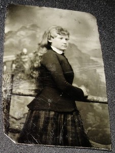 ANTIQUE TINTYPE PHOTO PORTRAIT OF A LOVELY YOUNG WOMAN WITH LONG WAVY HAIR