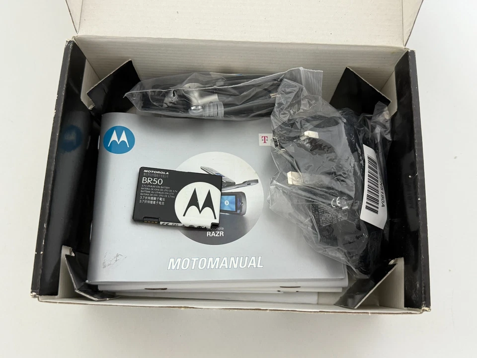 BRAND NEW MOTOROLA V3 RAZR PHONE - UNLOCKED - BLACK - BLUETOOTH - GPRS - Image 3 of 4