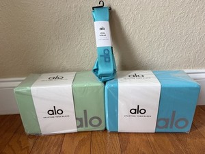 Alo Yoga Block Set With Bonus Yoga Mat Strap