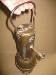 Historische Karbid Grubenlampe. Belgien Marcinelle CHARLERO Wallonien. ANSEHEN