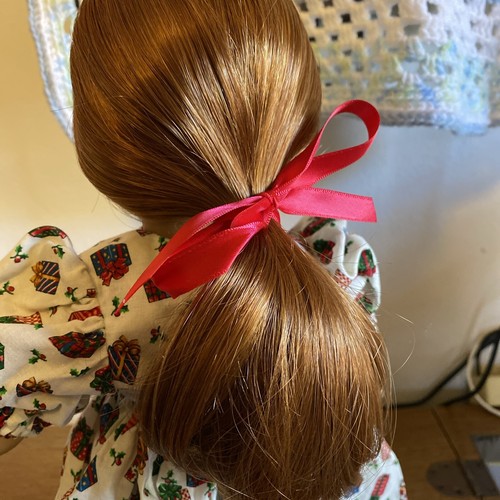 American Girl Jly 61 Puppe mit professionell gefertigtem Weihnachtskleid gebraucht, in einwandfreiem Zustand - Bild 5 von 12