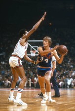 Clyde Lee Philadelphia 76ers looks to pass the ball v the New Yor- 1976 Photo