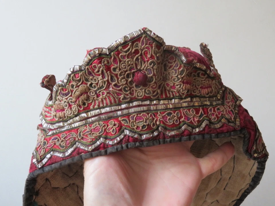 СТАРАЯ СЛОЖНАЯ КИТАЙСКАЯ ВЫШИТАЯ ШЛЯПА ДОНГ КУЛЬТУРЫ -- ЖЕЛТОВАТО-КОРИЧНЕВАЯ И СЕРЕБРЯНАЯ НИТЬ НА КРАСНОМ - Изображение 2 из 4