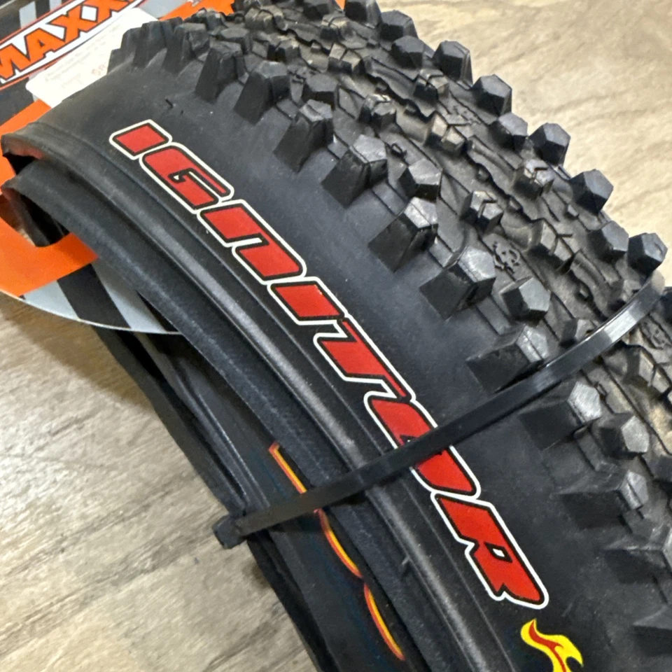 Maxxis Ignitor Folding Mountain Bike Tire 26” 2.35” UST Tubeless - Image 2 of 4