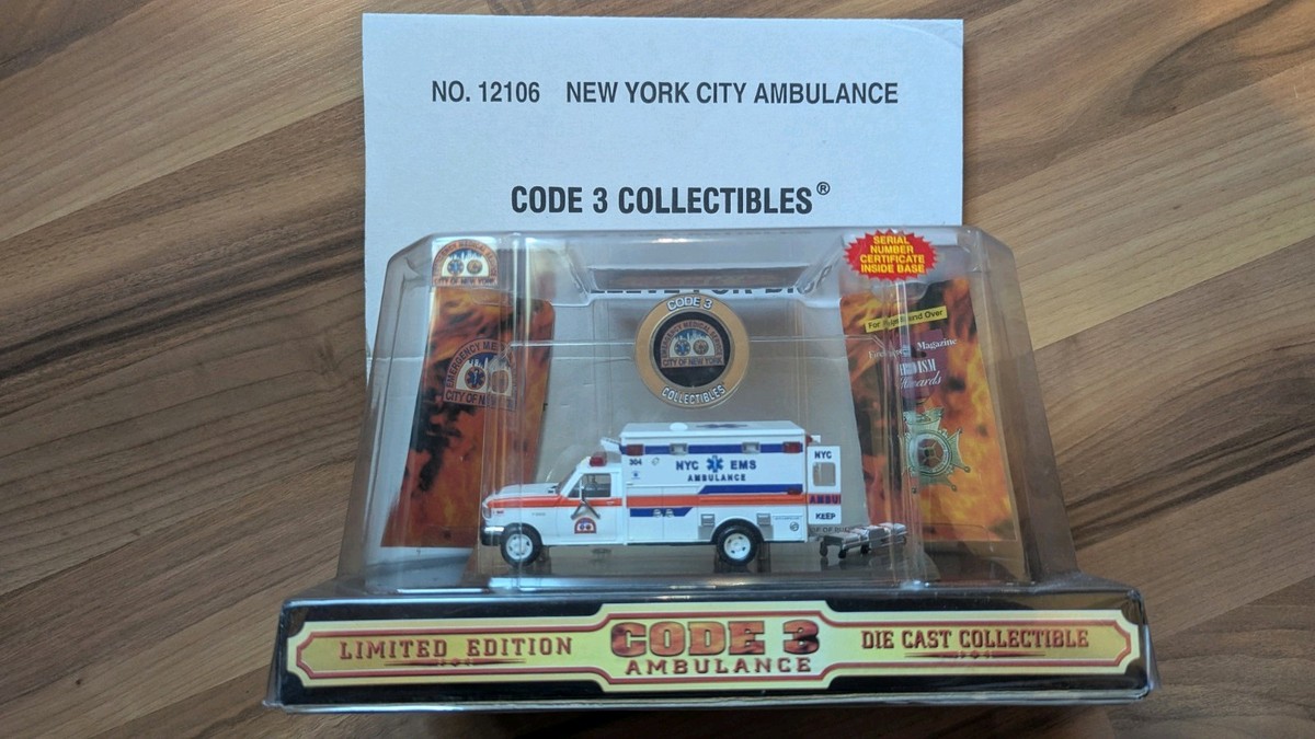 Code 3 Collectibles 12106 1/64 Ford F-350 Ambulance New York EMS