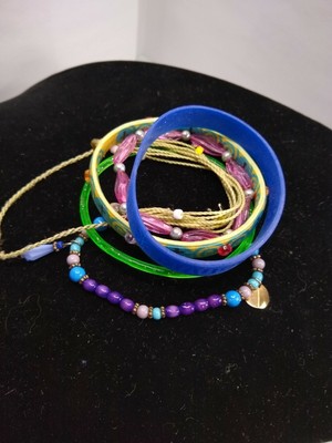 Lot De 6 Bracelets Anciens Mais Neufs - Style Varié - Sans Marque