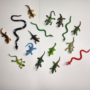 Lot 16 PVC Plastic Rubber Toy Figure Reptile Snake Lizard 