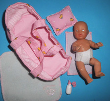 %**Miniworld Baby Born Puppe*Tragebett*Decke*Kissen*Windel*Schnuller*Flasche**%