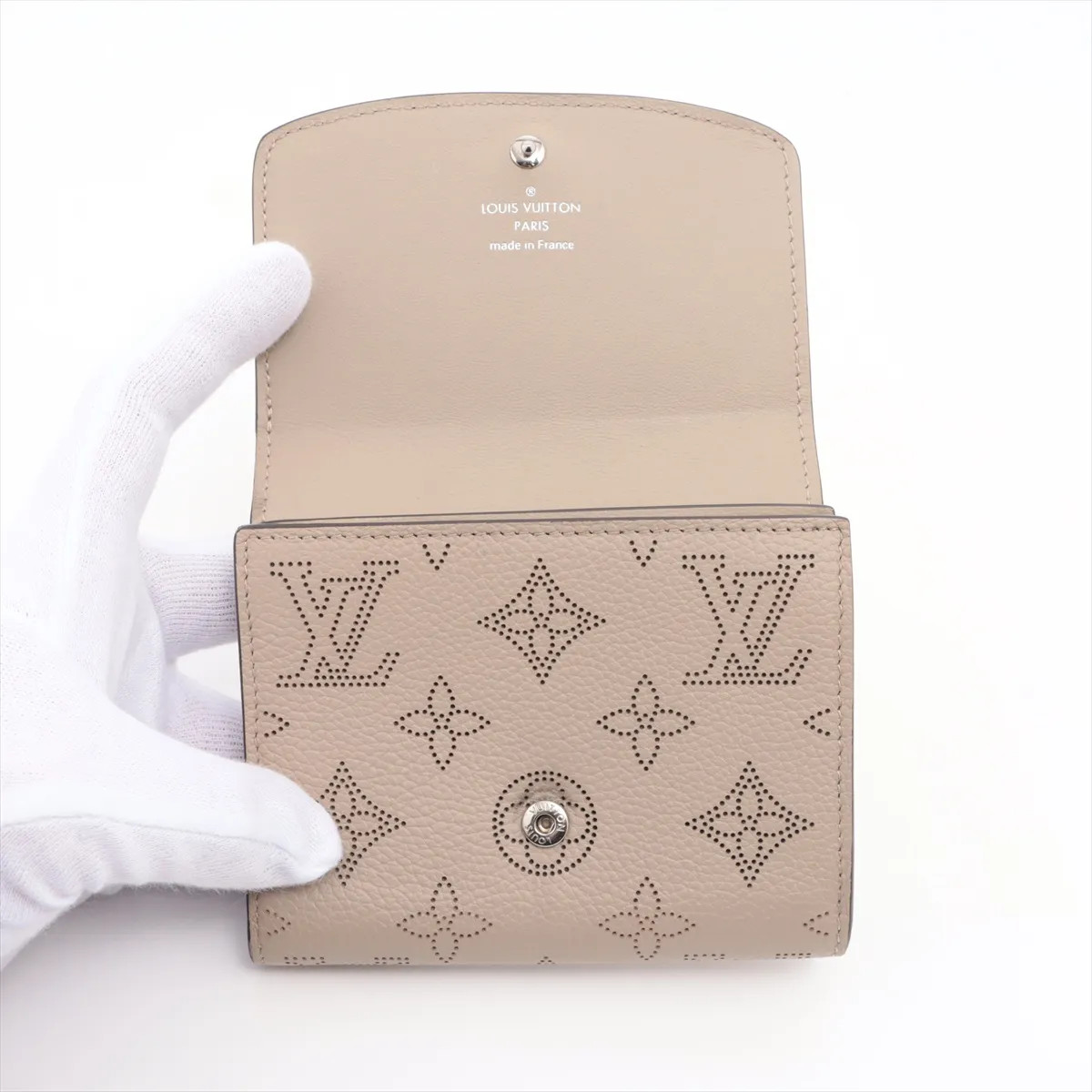 Louis Vuitton Mahina Portefeuille Iris Compact M62542 Gare Compact Wallet thumbnail 3