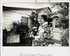 1979 Press Photo Elvie Stubbs and dog Turquoise in front of home for elderly