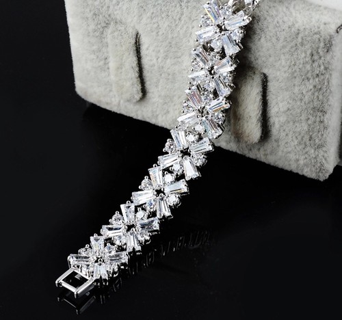 Brazalete de tenis enchapado en oro blanco de 18 quilates hecho con baguette de prisma de cristal de Swarovski - Imagen 13 de 14