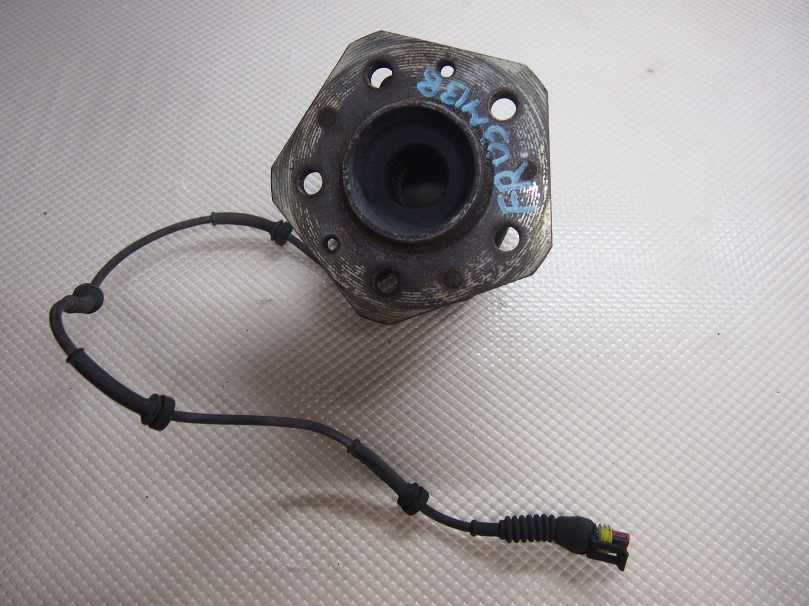 03-06  MASERATI COUPE CAMBIOCORSA M138 FRONT PASSENGER SPINDLE WHEEL BEARING HUB