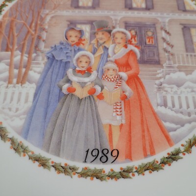 RARE! 1989 Corelle Christmas 10'' Dinner Plate Holiday Special Edition w/ Label