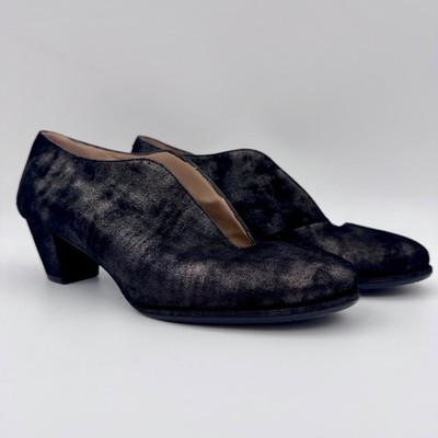 Amalfi by Rangoni Italian Metallic Embossed Leather V-Neck Kitten Heels | 7.5M
