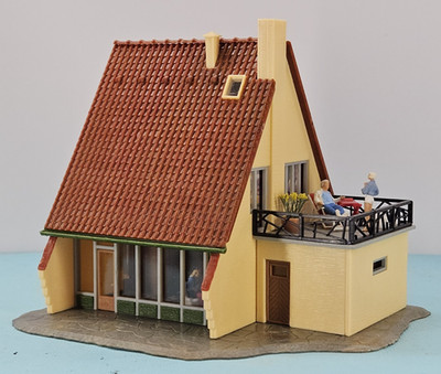 Vintage Faller HO Scale BUILT Model-Steep Roof Chalet w/ 5 Preiser Figures B-221