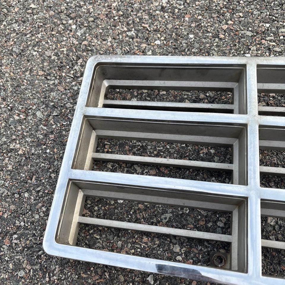 1981-85 道奇 D150 d250 ram grill 插件 oem 二手 — 第 2/4 张图片