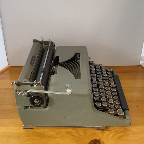 Vintage Royal Quiet De Luxe Manual Portable Typewriter  No Case - Picture 2 of 7