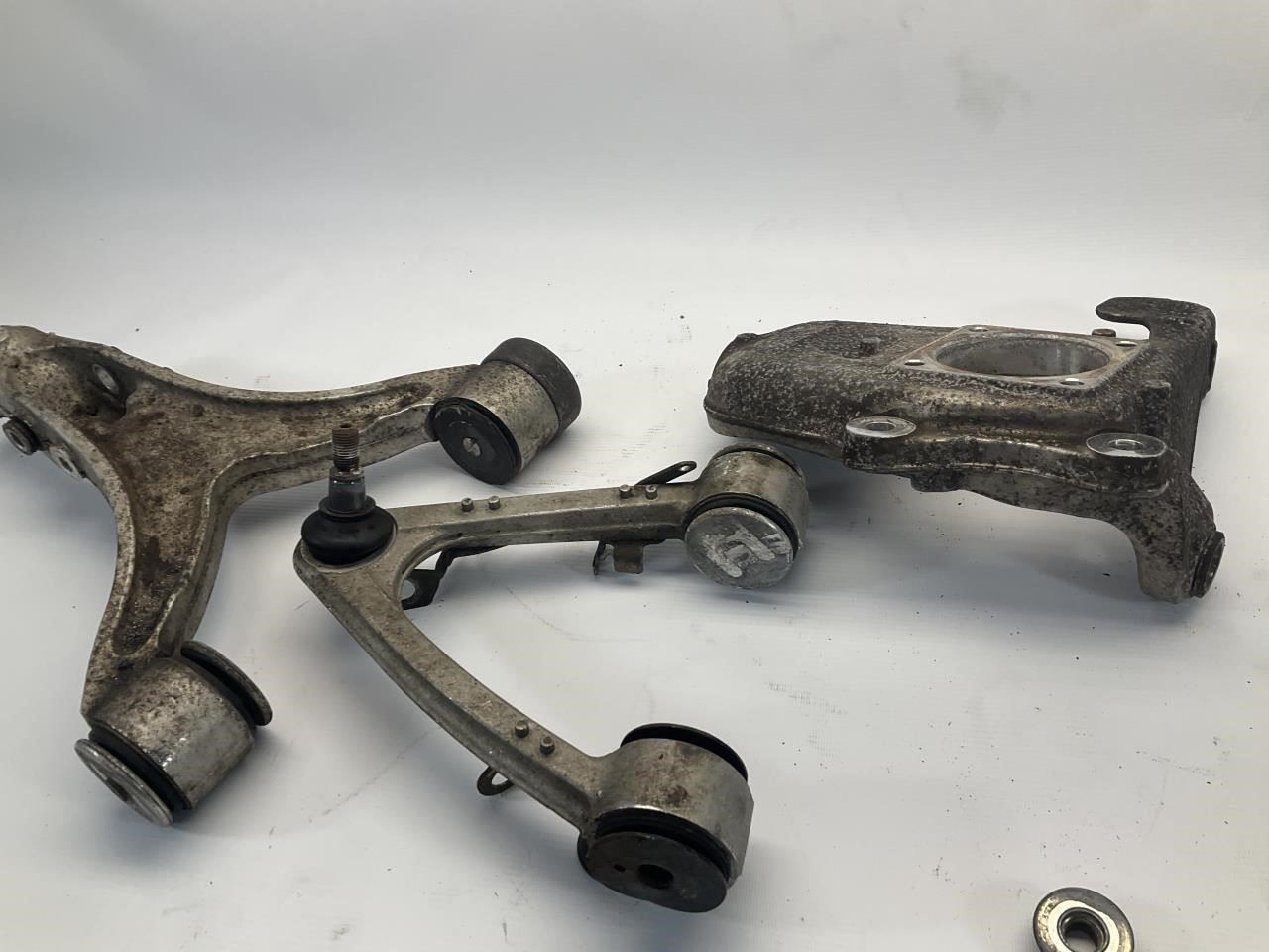 09-19 Maserati GranTurismo Front Left Driver Spindle Knuckle w/ Arm Set (3) Q