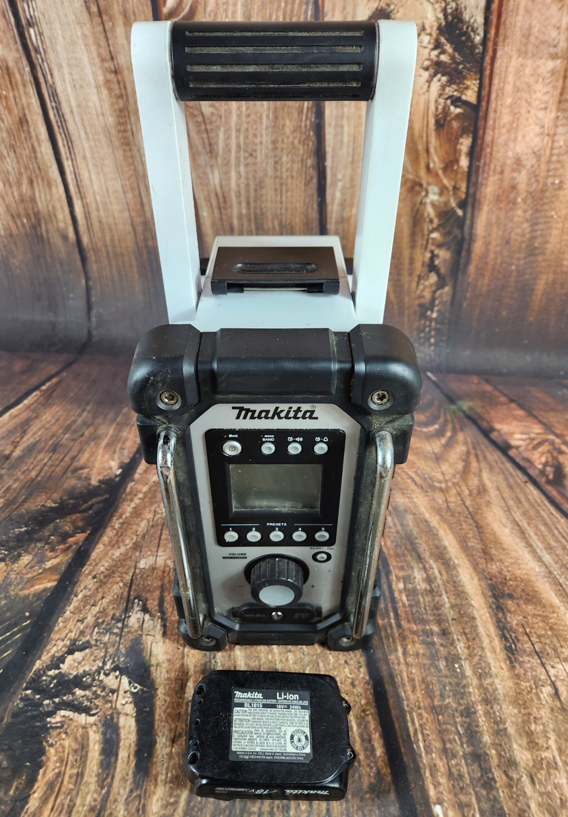 Makita XRM02 18V LXT Lithium-Ion Cordless Job Site Radio WIT