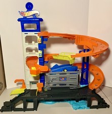 Hot Wheels Attacking Shark Escape Trackset
