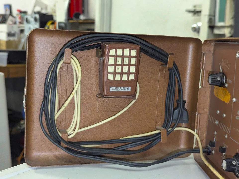 Sintonizador de tubo estroboscópico Conn Strobotuner ST8; sin probar Foto 3 de 4