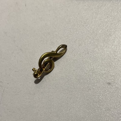 Treble clef gold brooch