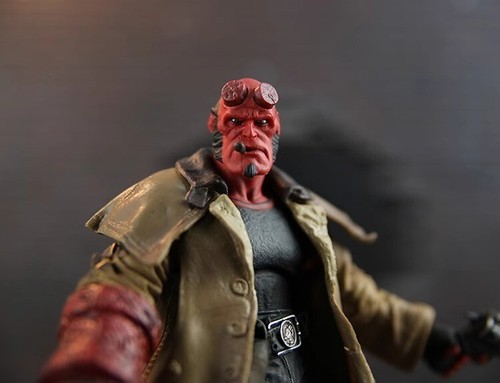 Hellboy The Golden Army Action Figure Mezco 18cm Trench Sigaro Idea Regalo - Imagen 8 de 24