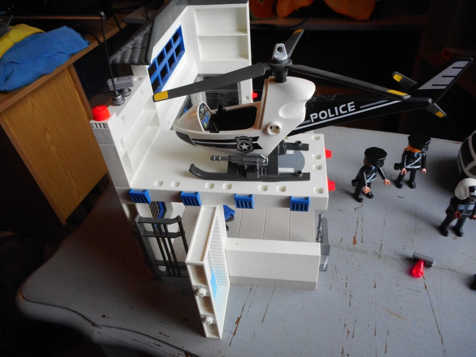 PLAYMOBIL CITY ACTION POSTE DE POLICE ET VEHICULES 2013 SANS BOITE A COMPLETER . - Photo 2/4