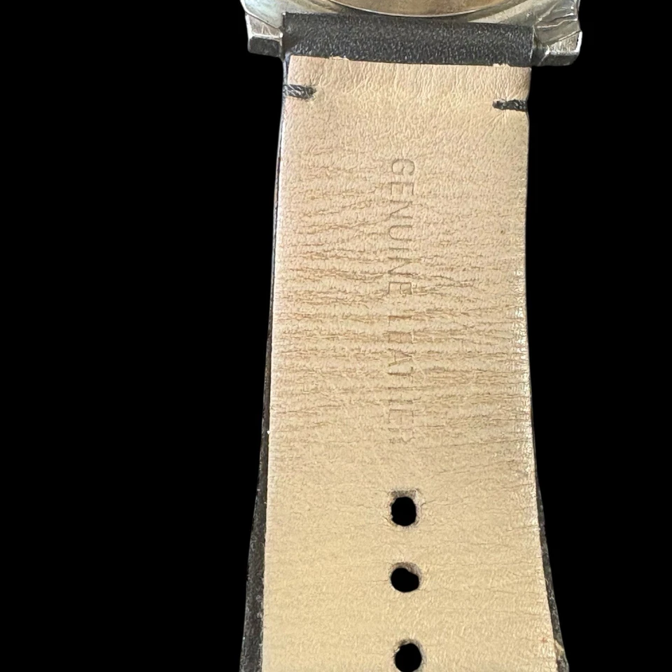 Reloj pirata Marc Jacobs calavera y huesos cruzados Y2K plata esfera negra unisex Foto 4 de 4