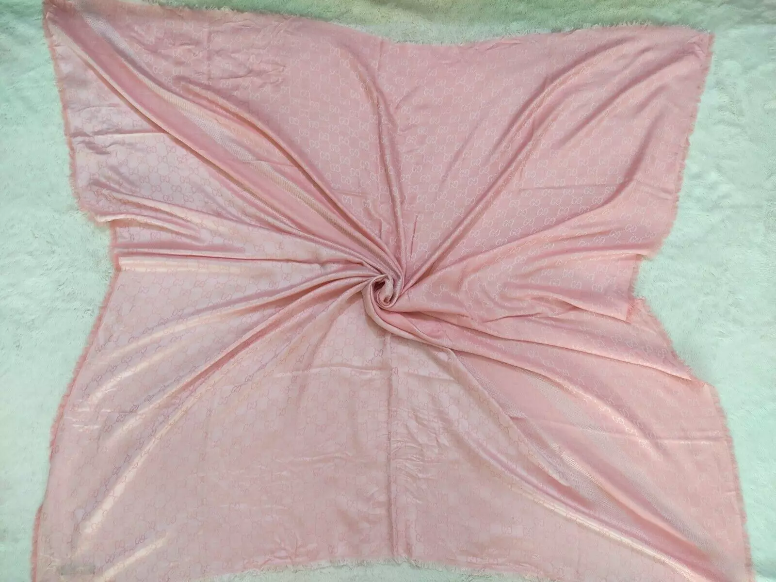 GUCCI écharpe soie GG monogramme carré étole motif rose logo soie laine Italie