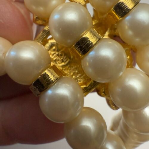 Brazalete de abeja vintage firmado por Joan Rivers de perlas de imitación triple hilo estrás - Imagen 9 de 9