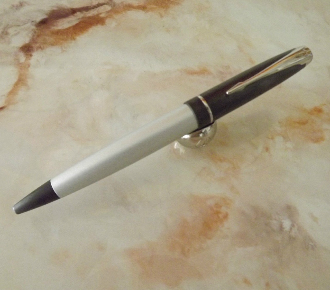 Stylo roller Parker 100 pour écriture fluide et signatures laque