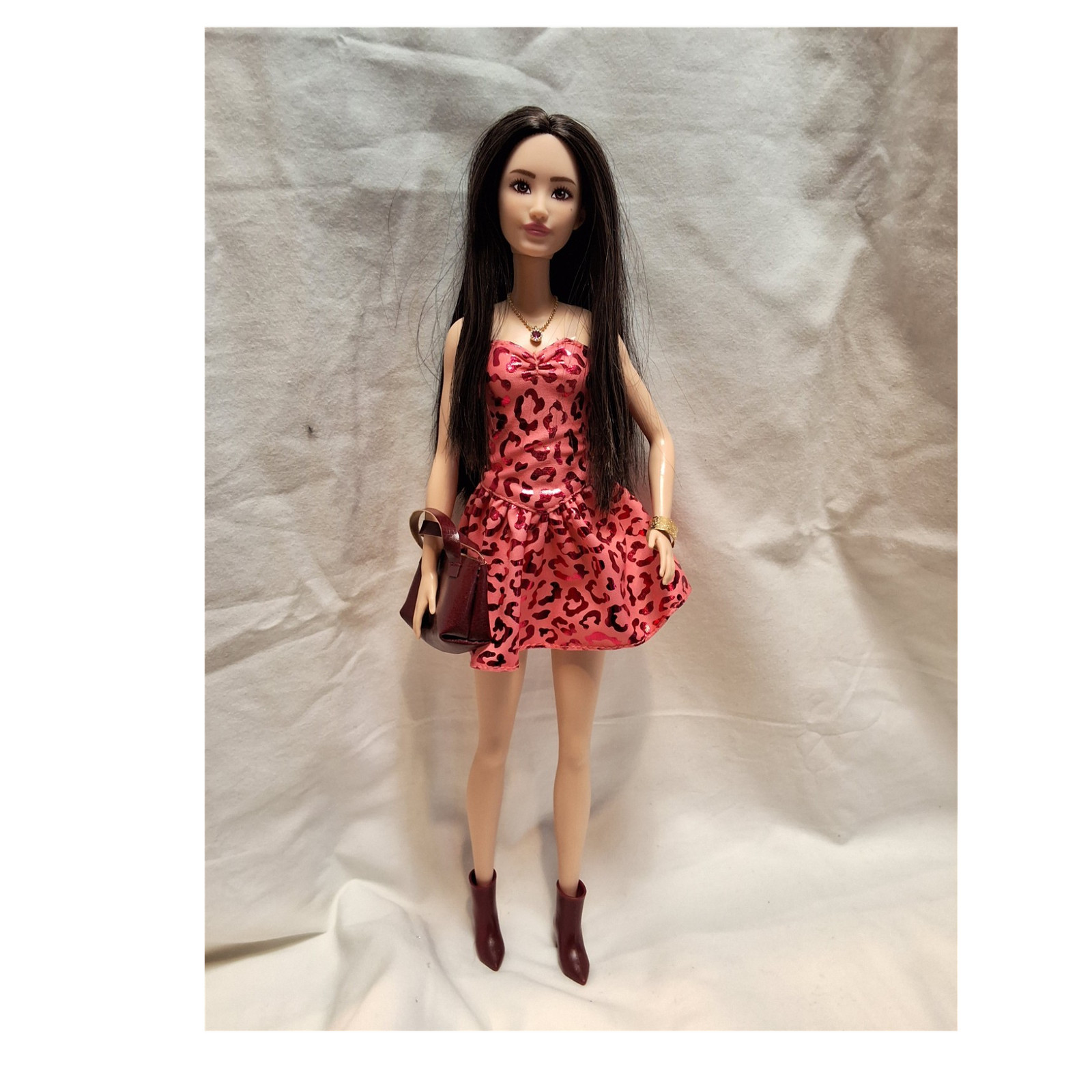 New Fashionista Barbie # 246 w/9 outfits and accessories  straight black hair