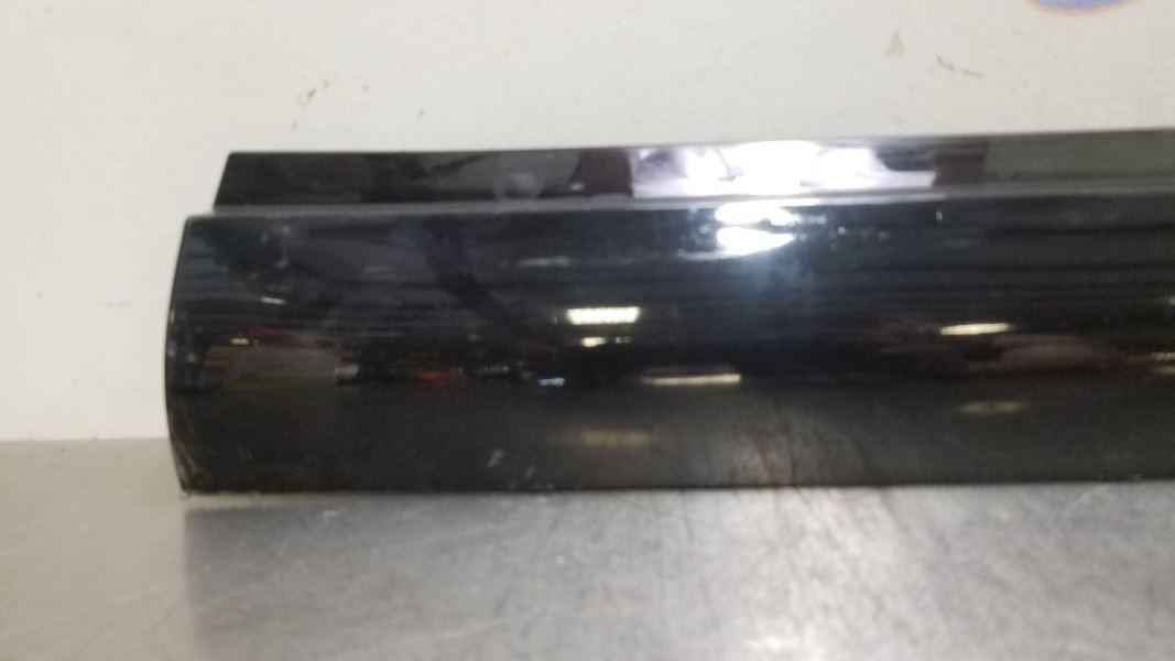 19 2019 MASERATI LEVANTE OEM FRONT DOOR MOULDING BLACK PASSENGER RIGHT 670035235