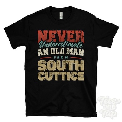 NIEMALS UNTERSCHÄTZEN SIE EINEN ALTEN MANN AUS DEM SÜDEN SCHNEIDLICHES T-SHIRT lustiges Weihnachtsgeschenk Angsty
