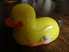 gelbe Plastikente mit Federwerk