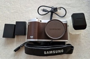 Samsung NX300 Brown Mirrorless Camera Body + Flash + 2 Batteries + Strap + Cable
