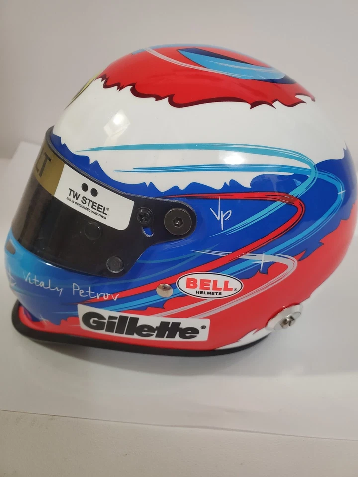 Vitaly Petrov 2011 1:2 helmet - Moscow Foto 3 de 4