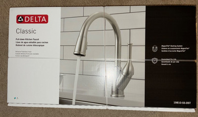 Delta Classic Single Handle Pull Down Sprayer Kitchen Faucet in Stainless Steel