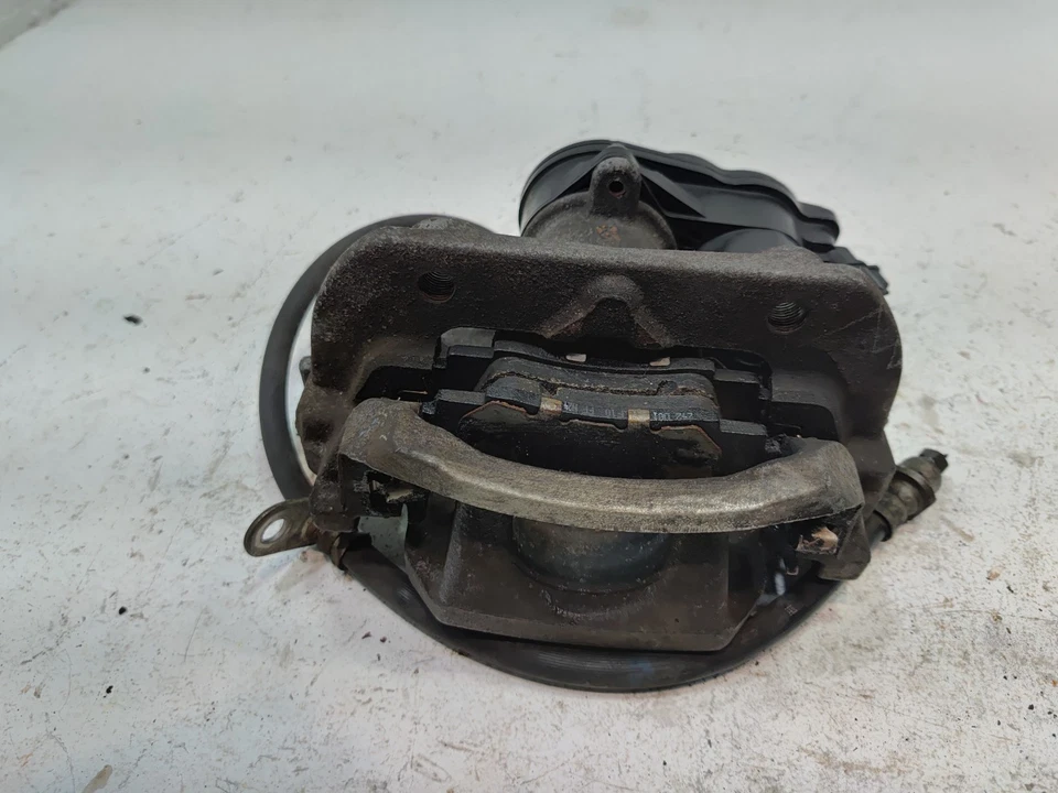 PINZA DE FRENO TRASERA Y ACTUADOR ELÉCTRICO OEM TOYOTA CAMRY XLE XSE 18-24 Foto 2 de 4