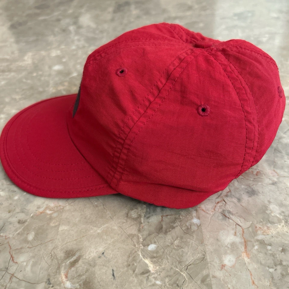 Sombrero trasero elástico de nailon rojo The North Face vintage años 90 hecho en EE. UU. Foto 2 de 4