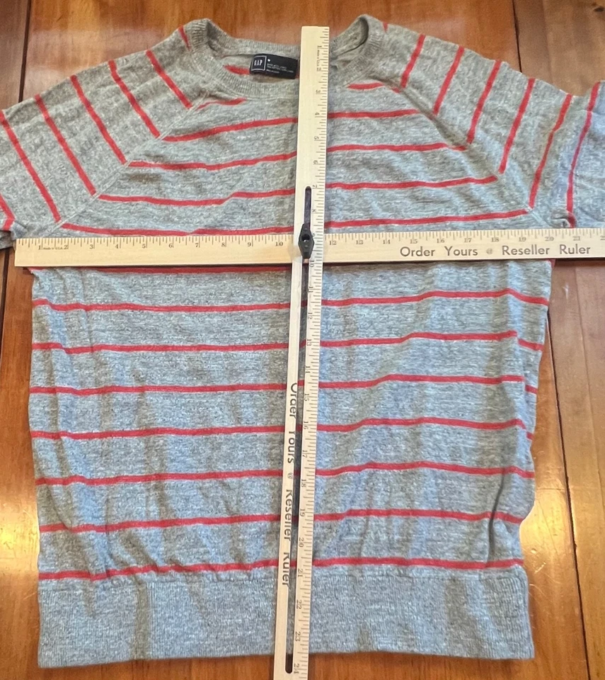 Camisa Gap Para Hombres Mediana Gris y Naranja Tejida Rayas Cuello Redondo Mangas Largas Pullover Foto 2 de 4