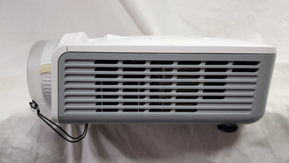 Vivitek d535 HDMI VGA DLP Projector in Case with some Cables ONLY 408 Lamp Hours - Image 3 of 4