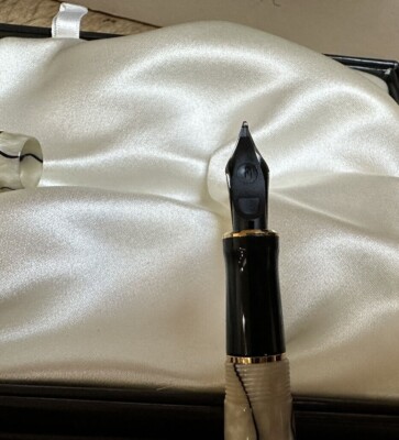 Parker Duofold Centennial Fountain Pen Pearl & Black Broad Pt In