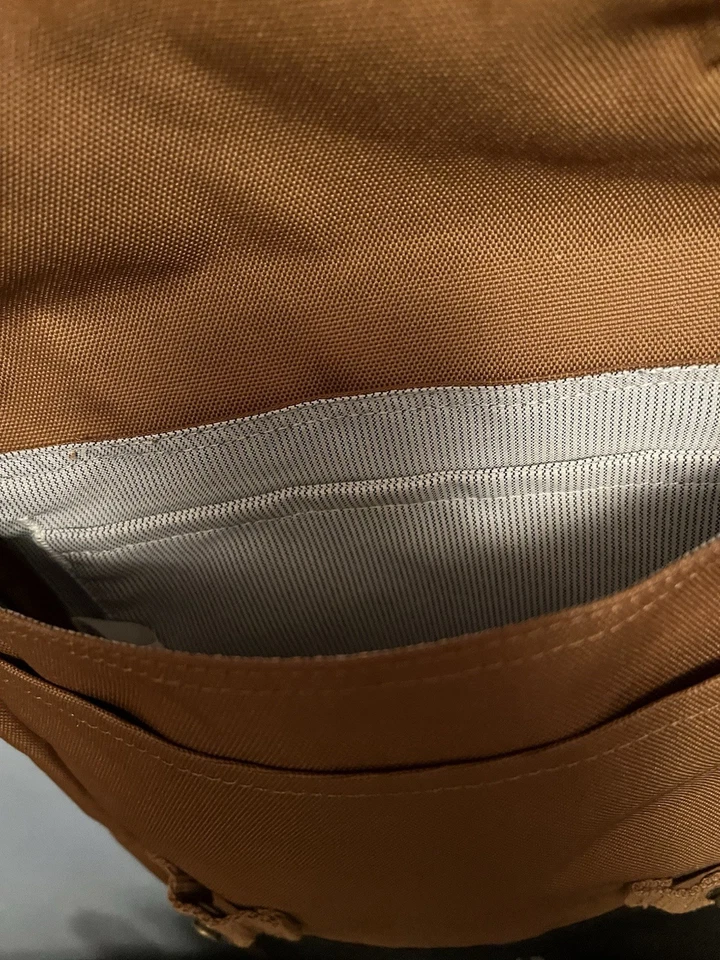 BOLSO DE HOMBRO CARHARTT. CORREA DE HOMBRO AJUSTABLE. BOLSILLOS Y DIVISORES INTERIORES. Foto 4 de 4