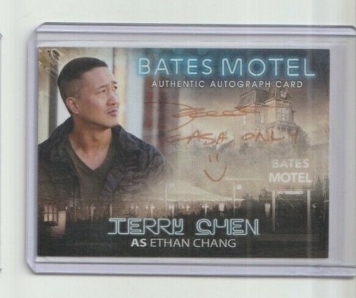 Bates Motel TV Show Autografo Firma Card Terry Chen Ethan Chang Arancione (02) - Foto 1 di 2